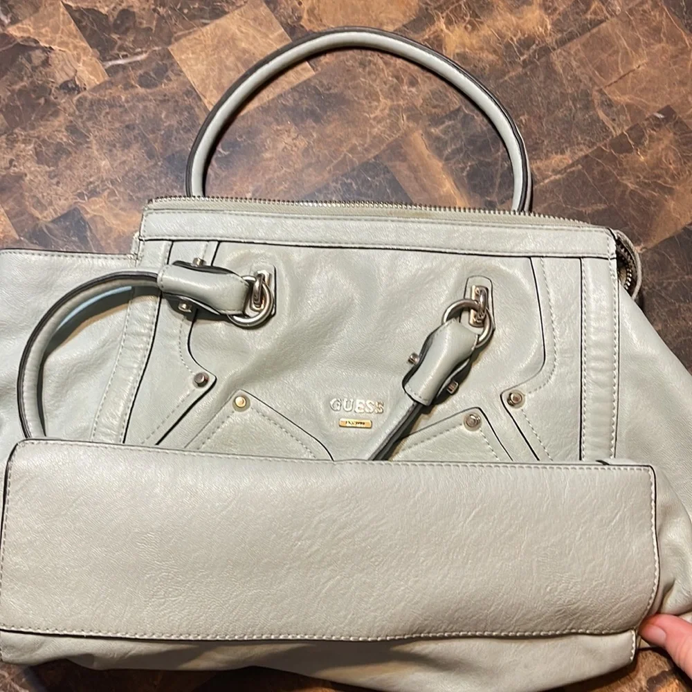 Guess Purse🥰🥰 - Picture 4 of 9